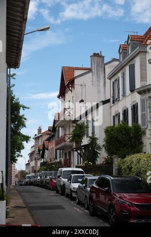 Häuser und Straßen der touristischen Stadt Biarritz am sonnigen Tag, Baskenland, Golf von Biskaya im Atlantik, Frankreich Stockfoto