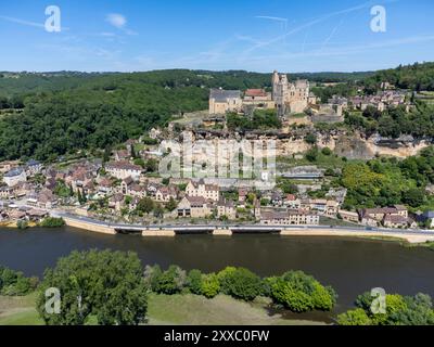 Das Dorf Beynac-et-Cazenac liegt im Département Dordogne im Südwesten Frankreichs mit dem mittelalterlichen Schloss Beynac, einem der schönsten Dörfer von Fra Stockfoto