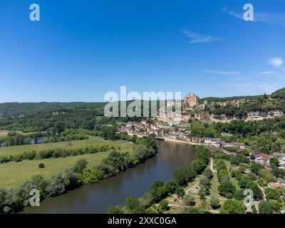 Das Dorf Beynac-et-Cazenac liegt im Département Dordogne im Südwesten Frankreichs mit dem mittelalterlichen Schloss Beynac, einem der schönsten Dörfer von Fra Stockfoto