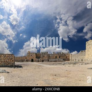 Ruinen von Azraq Castle (Qasr al-Azraq) ist eine Kreuzfahrerburg (300 n. Chr.) im zentralöstlichen Jordanien, 100 km östlich von Amman, Jordanien. Vor dem Hintergrund eines Stockfoto