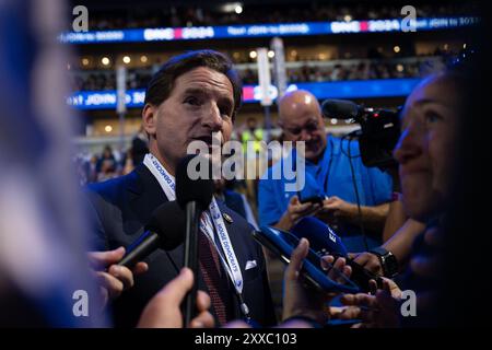 Chicago, Vereinigte Staaten Von Amerika. August 2024. US-Abgeordneter Dean Phillips (Demokrat von Minnesota) bei der Democratic National Convention 2024 in Chicago, Illinois, USA, am Montag, den 19. August 2024 im United Center. Kredit: Annabelle Gordon/CNP/SIPA USA Kredit: SIPA USA/Alamy Live News Stockfoto