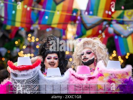 Drag Queens schließen sich den Menschenmassen auf der Canal Street im Manchesters Gay Quarter an, während der Sturm Lilian es versäumt, den Start von Manchester Stolz in der ersten Nacht zu behindern. Manchester Pride 2024 . Das diesjährige Thema lautet „Buzzin to be Queer – A Hive of Progress“, und die Organisatoren hoffen, dass es „die Menschen von Manchester vereinen“ wird, unter dem Symbol der Manchester Bee. Schlagzeilen von Jessie J, Loreen, Sugababes, Rita ora und dem größten Showman-Star Keala Settle. Die erste Pride-Parade in Manchester fand am 20. Februar 1988 statt, als im Stadtzentrum ein massiver Protest gegen die Sektion 28 stattfand. Zu der Zeit war es das Stockfoto