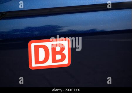 Das Deutsche Bahn-Logo auf einer blauen Metalltür Stockfoto