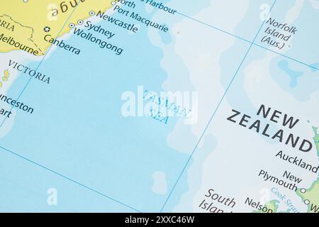 In der Nähe einer Region der Tasmanischen See in ozeanien zwischen Tasmania Island und Neuseeland mit Ländergrenzen und wichtigsten Städten Stockfoto