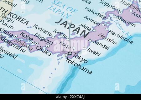 Aus nächster Nähe eine Stadt Tokio mit einer weißen Nadel in die politische Landkarte Japans Stockfoto
