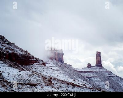 Wir sind in einen Schneesturm geraten, als wir beschlossen, den Fishers Tower in der Nähe von Moab zu wandern. Auf dem Weg zum Ausgangspunkt, rote Felsformation in der Ferne. Stockfoto