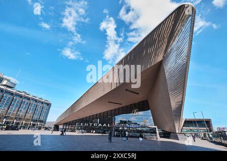 Rotterdam, Niederlande - 10. April 2024: Die Menschen laufen vor dem neuen und modernen Hauptbahnhof Rotterdam Centraal (Central) Stockfoto