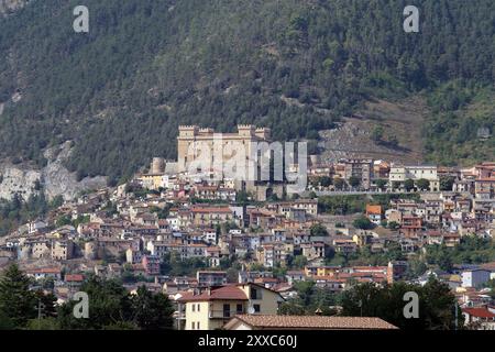 Celano und das Schloss Piccolomini in der Provinz L'Aquila in Italien Stockfoto