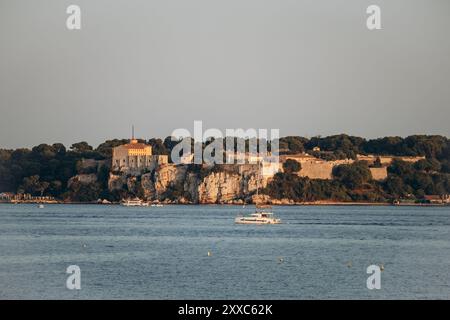 Blick auf die Insel Sainte-Marguerite von Cannes an der französischen Riviera Stockfoto