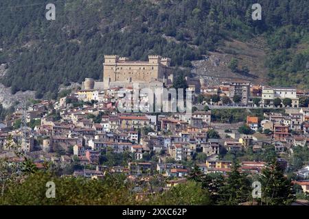 Celano und das Schloss Piccolomini in der Provinz L'Aquila in Italien Stockfoto