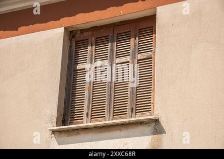 Fenster des mediterranen Hauses mit Holzläden in der Nähe Stockfoto