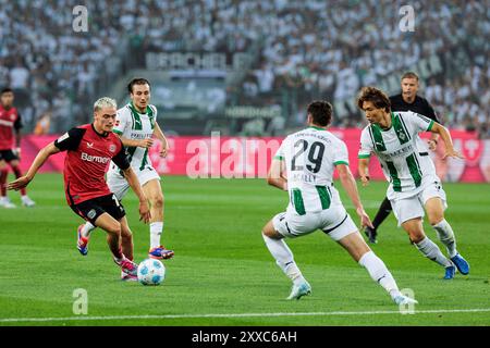 Florian Wirtz (Bayer 04 Leverkusen, 10) am Ball, Joe Scally (Borussia M?nchengladbach, 29), Ko Itakura (Borussia M?nchengladbach, 3) 1. Fussball Bundesliga: Borussia M?nchengladbach - Bayer 04 Leverkusen, M?nchengladbach, BORUSSIA-PARK am 23.08.2024 DFL-VORSCHRIFTEN VERBIETEN DIE VERWENDUNG VON FOTOGRAFIEN ALS BILDSEQUENZEN UND/ODER QUASI-VIDEO. Stockfoto