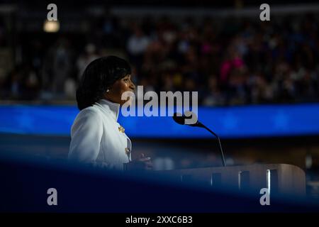 Chicago, Vereinigte Staaten. August 2024. Angela Alsobrooks bei der Democratic National Convention 2024 in Chicago, Illinois, USA, am Dienstag, den 20. August 2024 im United Center. Quelle: Annabelle Gordon/CNP/dpa/Alamy Live News Stockfoto