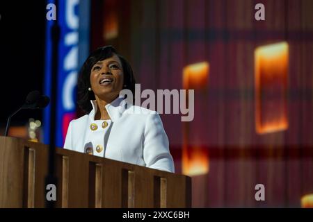 Chicago, Vereinigte Staaten. August 2024. Angela Alsobrooks bei der Democratic National Convention 2024 in Chicago, Illinois, USA, am Dienstag, den 20. August 2024 im United Center. Quelle: Annabelle Gordon/CNP/dpa/Alamy Live News Stockfoto