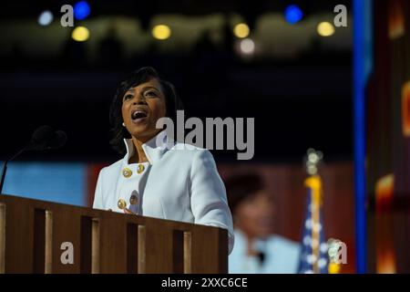 Chicago, Vereinigte Staaten. August 2024. Angela Alsobrooks bei der Democratic National Convention 2024 in Chicago, Illinois, USA, am Dienstag, den 20. August 2024 im United Center. Quelle: Annabelle Gordon/CNP/dpa/Alamy Live News Stockfoto