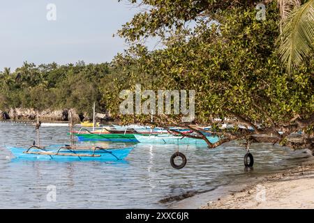 Boote an einem Ufer auf den Philippinen Stockfoto