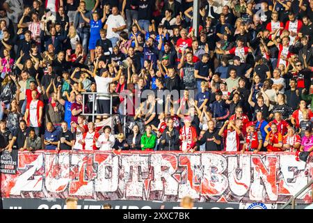 Emmen, Niederlande. August 2024. EMMEN, Stadion Oude Meerdijk, 23-08-2024, Saison 2024/2025, Niederländisch Keuken Kampioen Divisie während des Spiels Emmen - Helmond Sport Zuidtribune Emmen Credit: Pro Shots/Alamy Live News Stockfoto