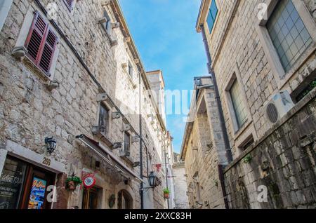 Typische schmale Straße in der Altstadt von Kotor mit Steinhäusern, Kotor, Kotor Bay, Montenegro Stockfoto