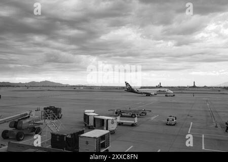 Salt Lake City, UT - 15. August 2024: Alaska Airlines Flugzeug wartet auf dem Tarmac des Salt Lake City Airport Stockfoto