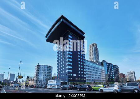 Rotterdam, Niederlande - 10. April 2024: Das 4-Sterne ehemalige Inntel Hotels neu Doubletree by Hilton entworfen von MAS Architectuur Stockfoto