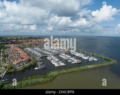 Volendam, Nordholland, aus der Vogelperspektive über den Hafen und die Skyline der Stadt. Drohnenansicht aus der Luft. Stockfoto