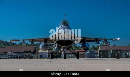 Ein F-16-Kampffalke der US Air Force, der dem 180th Fighter Wing der Ohio National Guard zugeordnet ist, sitzt vor dem morgendlichen Trainingsflug auf der Fluglinie Stockfoto