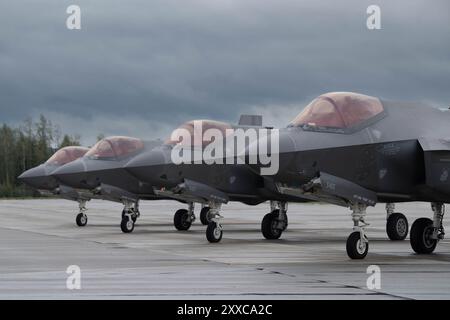 Vier F-35A Lightning II, die der 355th Fighter Squadron zugeordnet sind, stehen während der Red Flag-Alaska 24-3 auf der Eielson Air Force Base, Alaska, für den Start bereit. Stockfoto