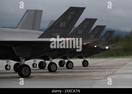 Vier F-35A Lightning II, die der 355th Fighter Squadron zugeordnet sind, stehen während der Red Flag-Alaska 24-3 auf der Eielson Air Force Base, Alaska, für den Start bereit. Stockfoto