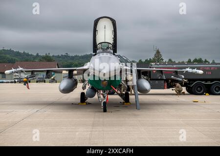 Ein F-16-Kampffalke der US Air Force, der dem 180th Fighter Wing der Ohio National Guard zugeordnet ist, sitzt vor dem morgendlichen Trainingsflug auf der Fluglinie Stockfoto