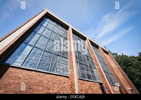 Die ehemalige römisch-katholische Pfarrkirche St. Bartholomäus in Köln Ehrenfeld, heute als Kolumbarium genutzt, in dem die Asche des Verstorbenen beigesetzt ist Stockfoto