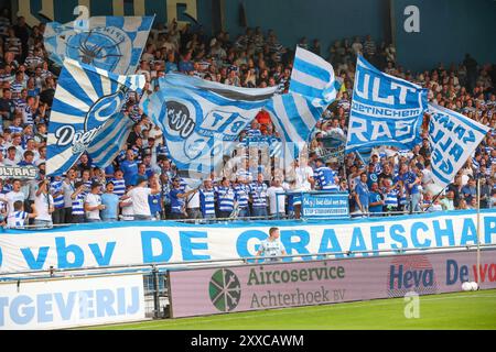 Doetinchem, Niederlande. August 2024. DOETINCHEM, NIEDERLANDE - 23. AUGUST: Graafschap Fans beim niederländischen Keuken Kampioen Divisie Spiel zwischen de Graafschap und Jong FC Utrecht im Stadion de Vijverberg am 23. August 2024 in Doetinchem, Niederlande. (Foto: Ben Gal/Orange Pictures) Credit: Orange Pics BV/Alamy Live News Stockfoto