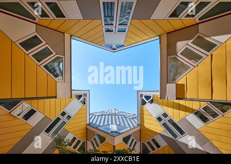 Rotterdam, Niederlande - 10. April 2024: Würfelhäuser, lebendige gelbe einzigartige Würfelarchitektur mit blauem Himmel Stockfoto