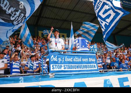 Doetinchem, Niederlande. August 2024. DOETINCHEM, NIEDERLANDE - 23. AUGUST: Graafschap Fans beim niederländischen Keuken Kampioen Divisie Spiel zwischen de Graafschap und Jong FC Utrecht im Stadion de Vijverberg am 23. August 2024 in Doetinchem, Niederlande. (Foto: Ben Gal/Orange Pictures) Credit: Orange Pics BV/Alamy Live News Stockfoto