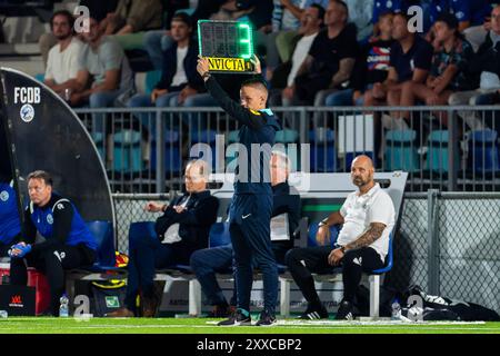 Den Bosch, Niederlande. August 2024. DEN BOSCH, NIEDERLANDE - 23. AUGUST: Vierter Offizieller Niels Boel trat am 23. August 2024 im Stadion de Vliert beim FC den Bosch im FC den Bosch an. (Foto von Joris Verwijst/Orange Pictures) Credit: Orange Pics BV/Alamy Live News Stockfoto