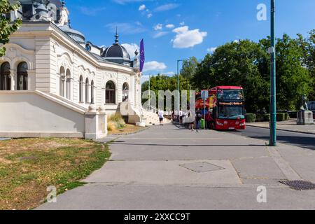 Touristen stehen in der Warteschlange und warten auf Stadtrundfahrten im Doppeldeckerbus in der Nähe des Varosliget-Sees, Budapest, Ungarn Stockfoto