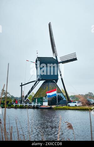 Kinderdijk, Rotterdam, Niederlande - 11. April 2024: Historische Windmühlen und ein Fluss, der in Kinderdijk vorbeifließt. 19 Windmühlen wurden um 1740 gebaut Stockfoto