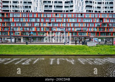 Rotterdam, Niederlande - 10. April 2024: Neuer Hochhaus-Apartmentkomplex 'de Calypso' am Westersingel-Kanal und Mauritsweg Stockfoto