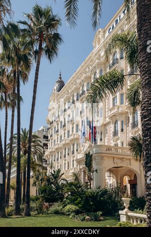 Cannes, Frankreich - 1. August 2024: Blick auf das berühmte Carlton Hotel in Cannes an der Croisette Stockfoto