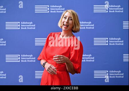 Edinburgh, Schottland, Großbritannien. August 2024. Edinburgh International Book Festival: Die schottische Autorin Jenny Colgan beim offiziellen Fotobesuch. Quelle: Craig Brown/Alamy Live News Stockfoto