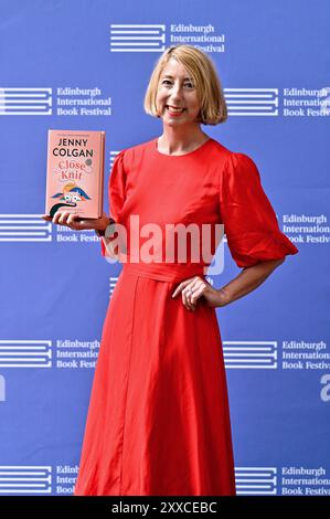 Edinburgh, Schottland, Großbritannien. August 2024. Edinburgh International Book Festival: Die schottische Autorin Jenny Colgan mit ihrem neuen Buch Close Knit beim offiziellen Fotobesuch. Quelle: Craig Brown/Alamy Live News Stockfoto