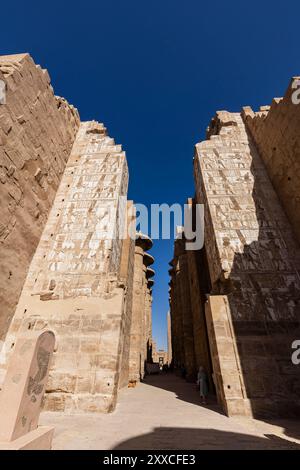 Karnak Tempel, Amun Tempel, zweiter Pylon, Turmtor, Blick vom großen Hof, Luxor, Ägypten, Nordafrika, Afrika Stockfoto