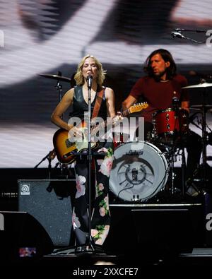 BARCELONA, SPANIEN - 24. Juni 2024: Sheryl Crow tritt auf der Bühne im Poble Espanyol auf. Stockfoto