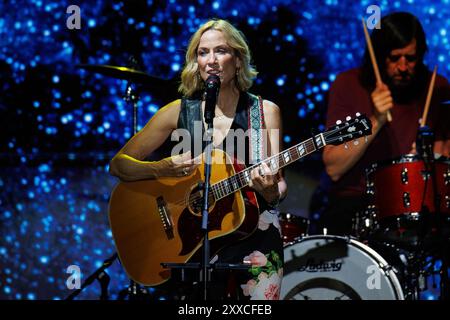 BARCELONA, SPANIEN - 24. Juni 2024: Sheryl Crow tritt auf der Bühne im Poble Espanyol auf. Stockfoto