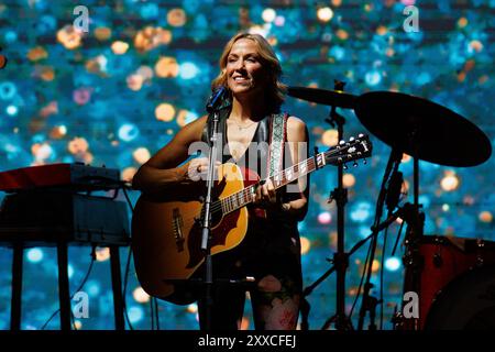 BARCELONA, SPANIEN - 24. Juni 2024: Sheryl Crow tritt auf der Bühne im Poble Espanyol auf. Stockfoto