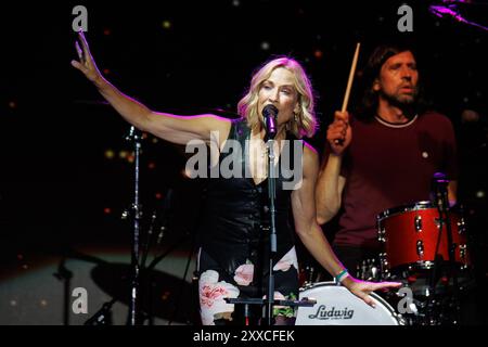 BARCELONA, SPANIEN - 24. Juni 2024: Sheryl Crow tritt auf der Bühne im Poble Espanyol auf. Stockfoto