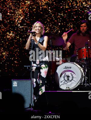 BARCELONA, SPANIEN - 24. Juni 2024: Sheryl Crow tritt auf der Bühne im Poble Espanyol auf. Stockfoto