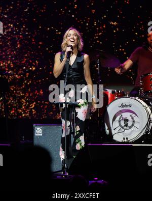 BARCELONA, SPANIEN - 24. Juni 2024: Sheryl Crow tritt auf der Bühne im Poble Espanyol auf. Stockfoto