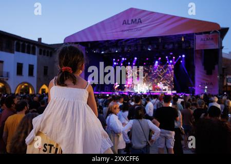 BARCELONA, SPANIEN - 24. Juni 2024: Ein Kind in den Schultern ihres Vaters sieht ein Konzert im Poble Espanyol. Stockfoto