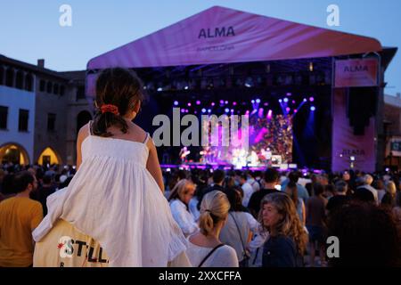 BARCELONA, SPANIEN - 24. Juni 2024: Ein Kind in den Schultern ihres Vaters sieht ein Konzert im Poble Espanyol. Stockfoto