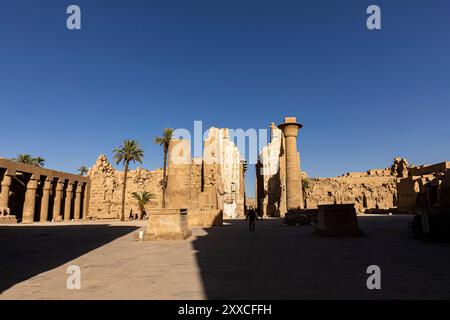 Karnak Tempel, Amun Tempel, Abend, zweiter Pylon, Blick vom ersten Hof, Luxor, Ägypten, Nordafrika, Afrika Stockfoto